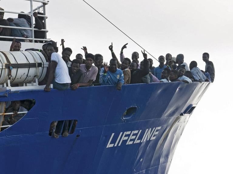 Fluechtlinge auf dem Rettungsschiff von Mission Lifeline am 21.06.18 im internationalen Gewaesser vor der libyschen Kueste.