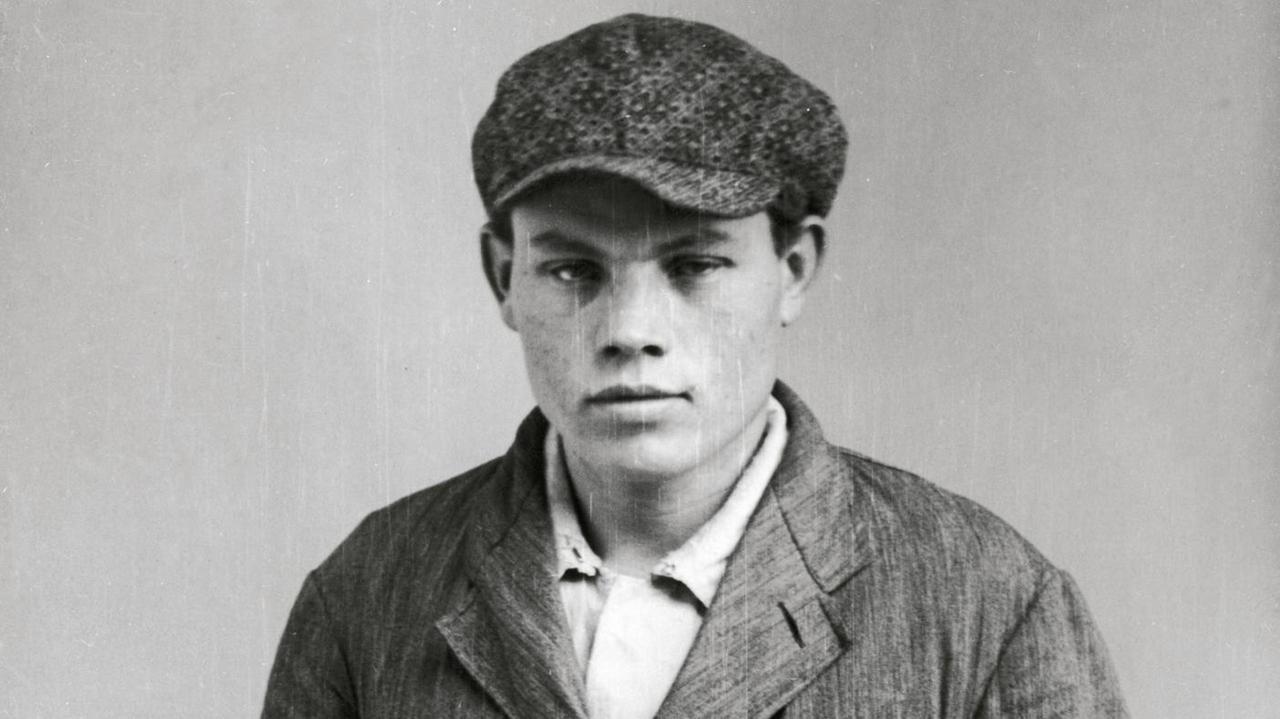 Marinus van der Lubbe, der von den Nationalsozialisten beschuldigt wurde, das Feuer im Reichstagsgebäude in der Nacht zum 28. Februar gelegt zu haben. Berlin. Photographie. 1933. | Marinus van der Lubbe, der von den Nationalsozialisten beschuldigt wurde, das Feuer im Reichstagsgebäude in der Nacht zum 28. Februar gelegt zu haben. Berlin. Photographie. 1933. |