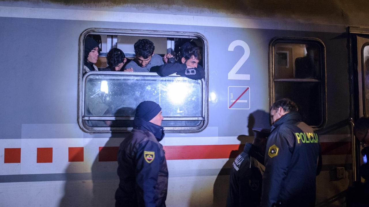 Ein Zug mit Flüchtlingen an der kroatisch-slowenischen Grenze in Sredisce ob Dravi.