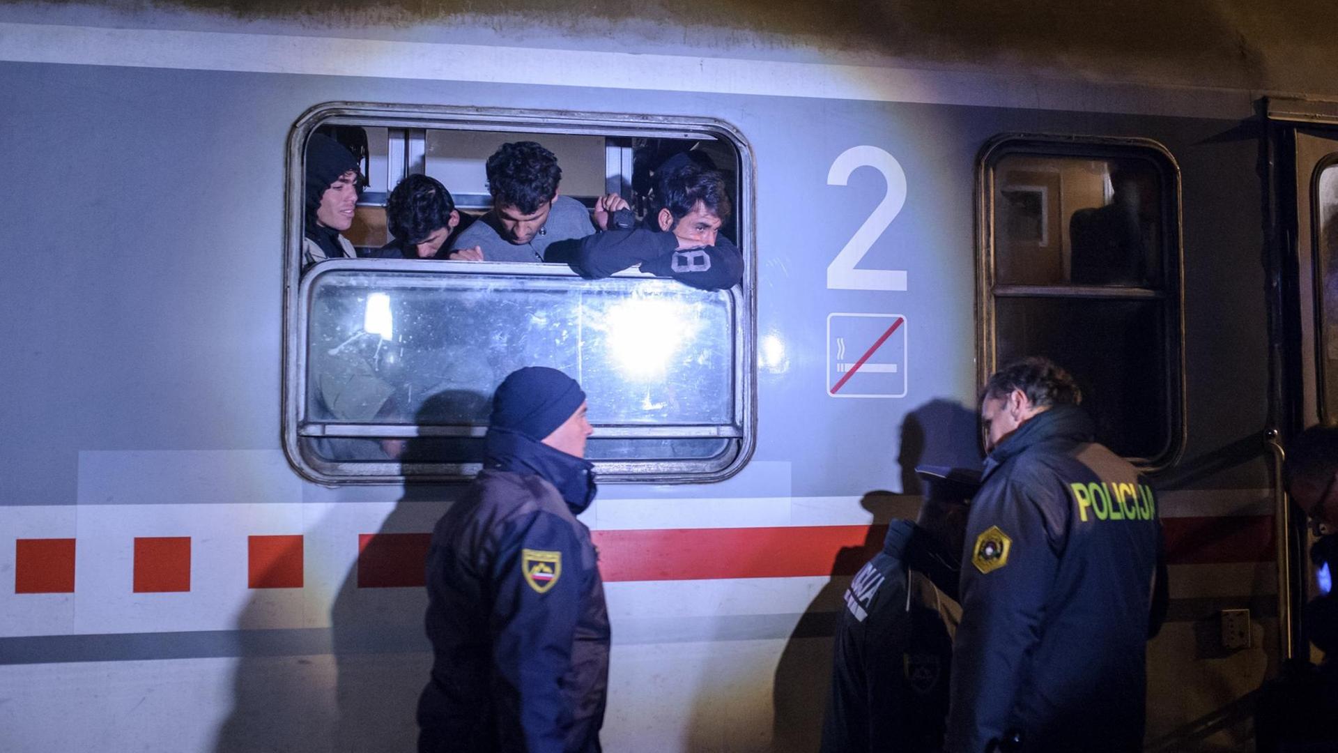 Ein Zug mit Flüchtlingen an der kroatisch-slowenischen Grenze in Sredisce ob Dravi. Ein Zug mit Flüchtlingen an der kroatisch-slowenischen Grenze in Sredisce ob Dravi.