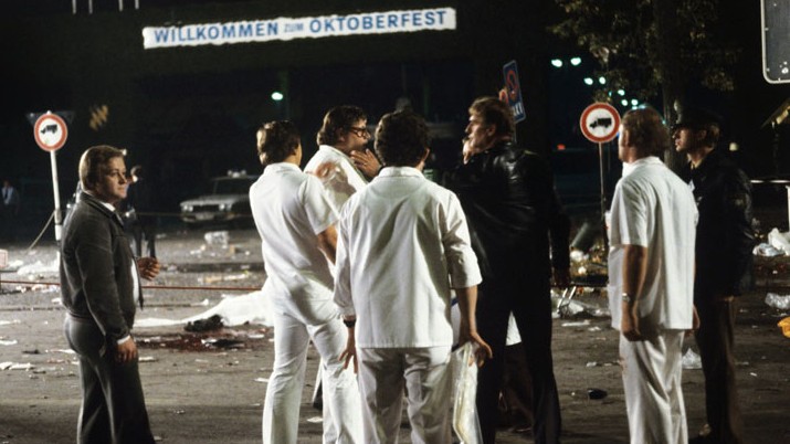 Mitarbeiter der Spurensicherung stehen nach dem Bombenanschlag auf dem Münchener Oktoberfest am 26.09.1980 in der Dunkelheit vor einem Bild der Verwüstung. Mitarbeiter der Spurensicherung stehen nach dem Bombenanschlag auf dem Münchener Oktoberfest am 26.09.1980 in der Dunkelheit vor einem Bild der Verwüstung.
