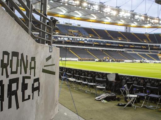 Ultras bezeichnen das Spiel im Waldstadion die Commerzbank-Arena als Corona Arena |