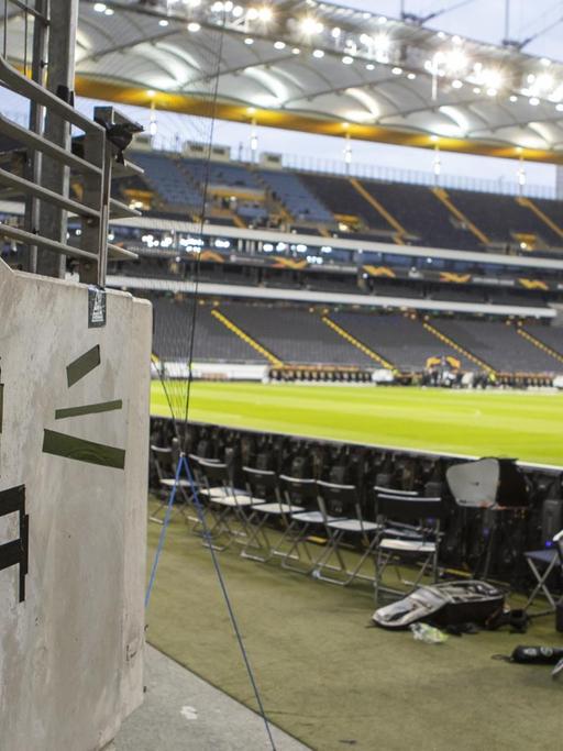 Ultras bezeichnen das Spiel im Waldstadion die Commerzbank-Arena als Corona Arena |