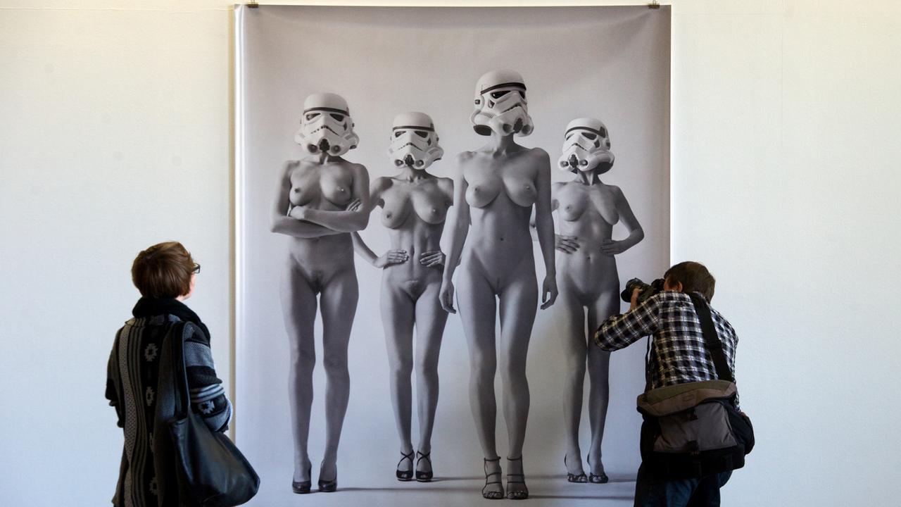Eine Fotografie von Daniel Josefsohn betrachten sich zwei Besucher am in der Ausstellung des sechsten Fotografie-Festivals "f/stop" auf dem Gelände der Baumwollspinnerei in Leipzig. Eine Fotografie von Daniel Josefsohn betrachten sich zwei Besucher am in der Ausstellung des sechsten Fotografie-Festivals "f/stop" auf dem Gelände der Baumwollspinnerei in Leipzig.