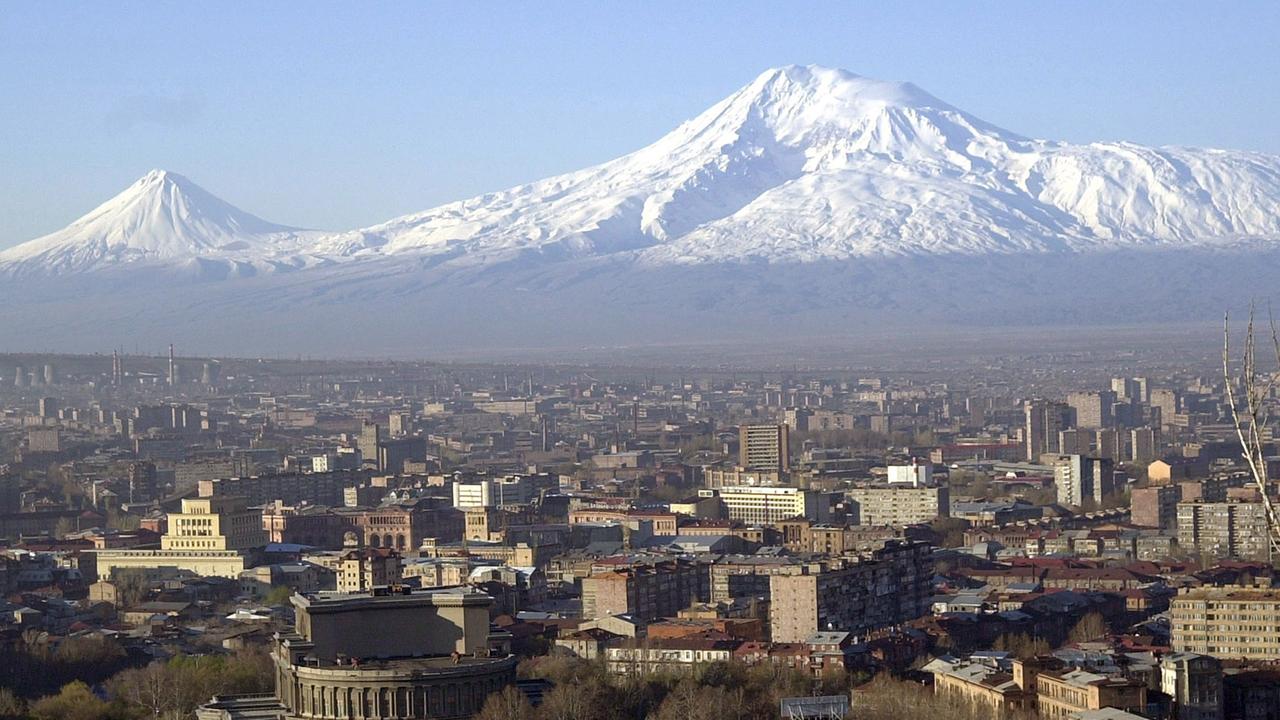 Die armenische Hauptstadt Eriwan mit Blick auf den Ararat