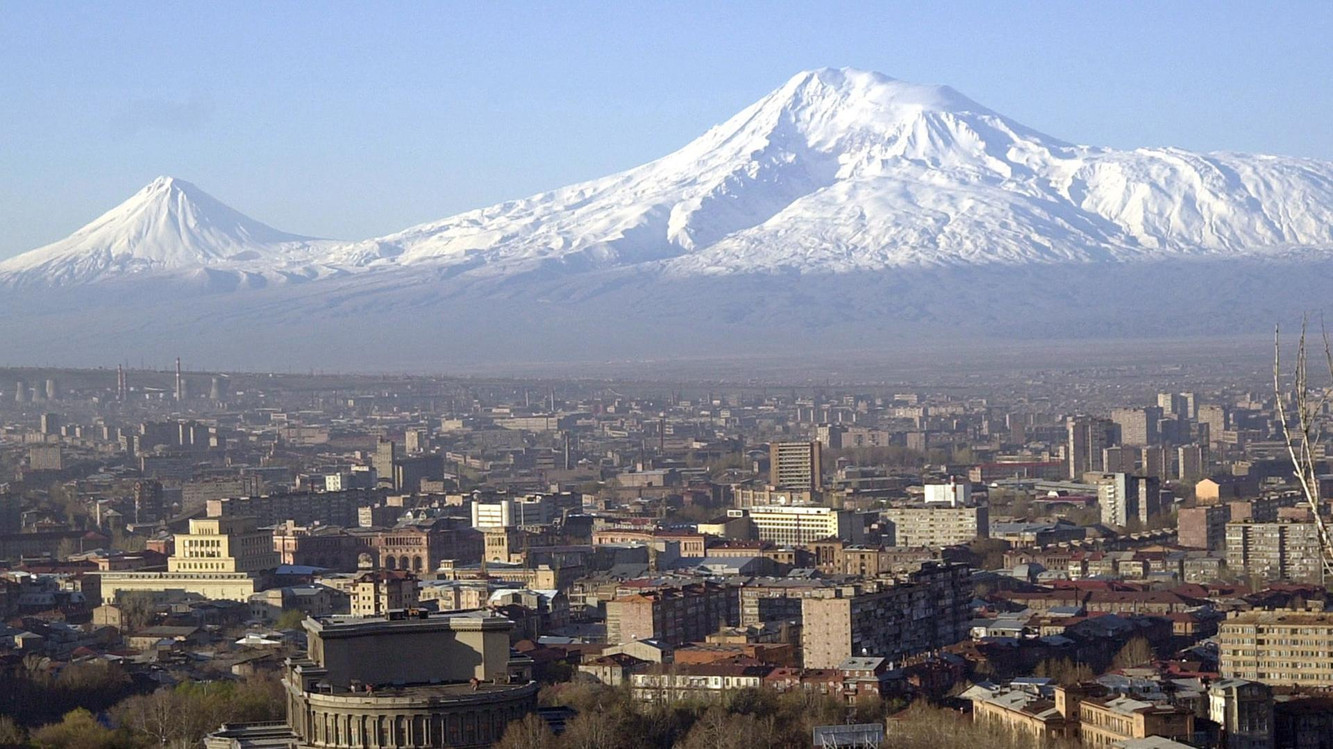 Die armenische Hauptstadt Eriwan mit Blick auf den Ararat Die armenische Hauptstadt Eriwan mit Blick auf den Ararat