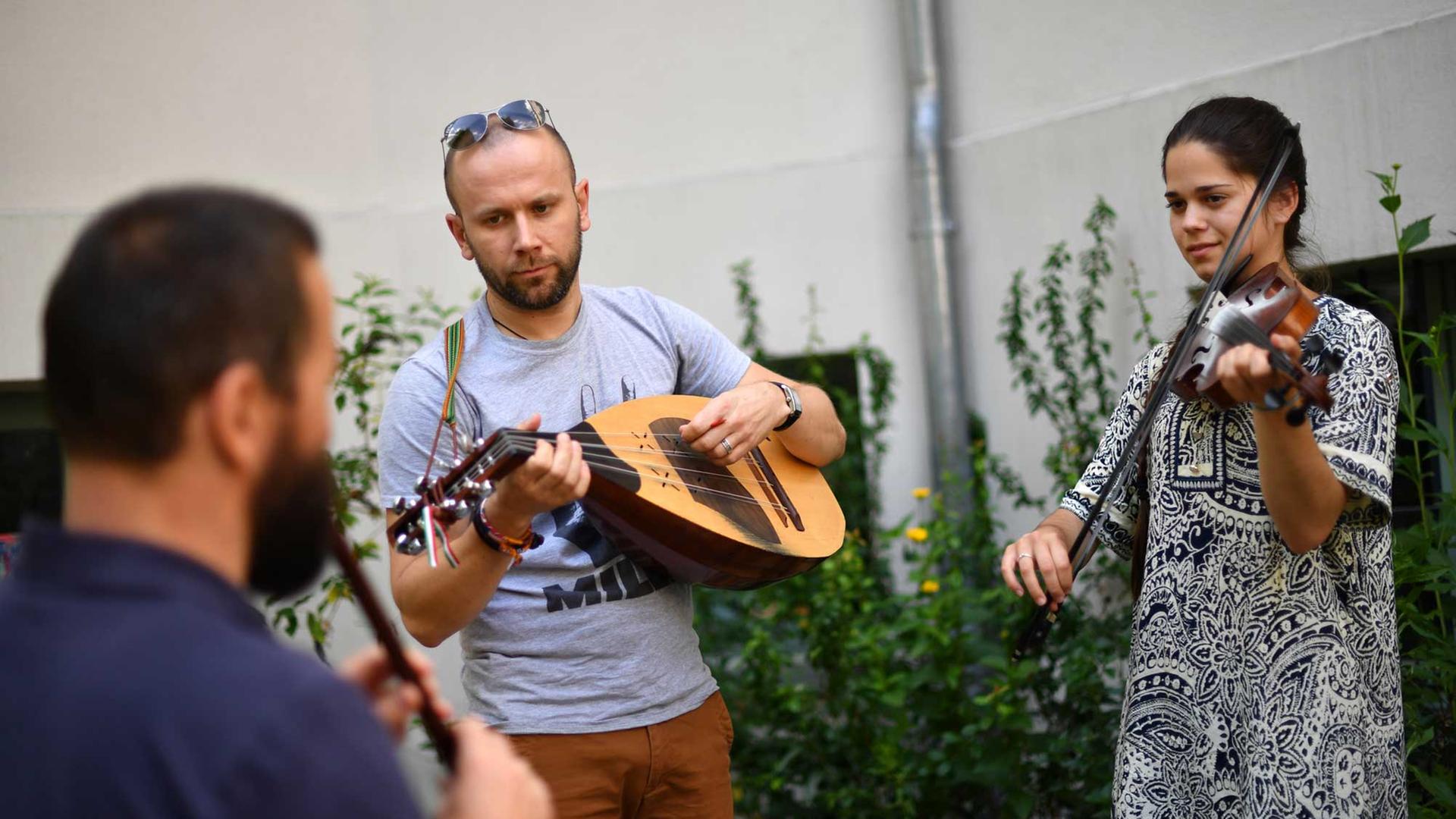 Eine Csango Band spielt am 21.06.2016 in Berlin im Rahmen der Fete de la Musique im Nachbarschaftshaus am Teutoburger Platz ungarische Musik. Eine Csango Band spielt am 21.06.2016 in Berlin im Rahmen der Fete de la Musique im Nachbarschaftshaus am Teutoburger Platz ungarische Musik.