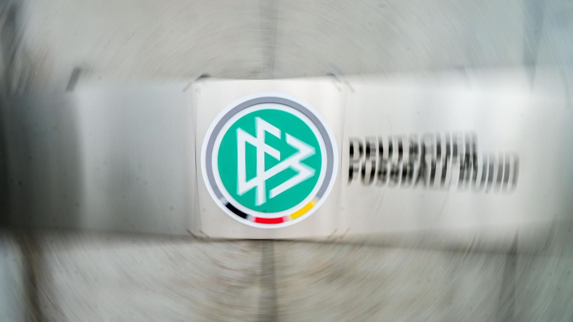 Ein Schild mit dem Logo des Deutschen Fußball-Bundes hängt vor dem Eingang zur DFB-Zentrale. Ein Schild mit dem Logo des Deutschen Fußball-Bundes hängt vor dem Eingang zur DFB-Zentrale.