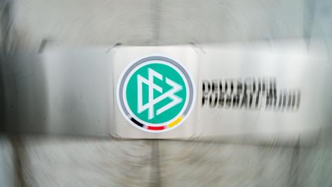 Ein Schild mit dem Logo des Deutschen Fußball-Bundes (DFB) hängt vor dem Eingang zur DFB-Zentrale (Aufnahme mit Dreheffekt). Der Deutsche Fußball-Bund muss sich neu aufstellen. Erneut wird nach der Rücktrittsankündigung von Fritz Keller ein Präsident gesucht. Ein Schild mit dem Logo des Deutschen Fußball-Bundes (DFB) hängt vor dem Eingang zur DFB-Zentrale (Aufnahme mit Dreheffekt). Der Deutsche Fußball-Bund muss sich neu aufstellen. Erneut wird nach der Rücktrittsankündigung von Fritz Keller ein Präsident gesucht.