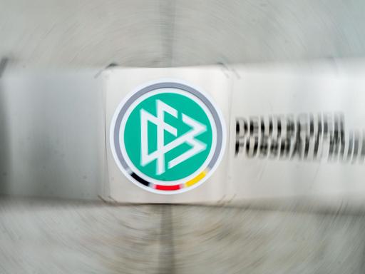 Ein Schild mit dem Logo des Deutschen Fußball-Bundes (DFB) hängt vor dem Eingang zur DFB-Zentrale (Aufnahme mit Dreheffekt). Der Deutsche Fußball-Bund muss sich neu aufstellen. Erneut wird nach der Rücktrittsankündigung von Fritz Keller ein Präsident gesucht. Ein Schild mit dem Logo des Deutschen Fußball-Bundes (DFB) hängt vor dem Eingang zur DFB-Zentrale (Aufnahme mit Dreheffekt). Der Deutsche Fußball-Bund muss sich neu aufstellen. Erneut wird nach der Rücktrittsankündigung von Fritz Keller ein Präsident gesucht.