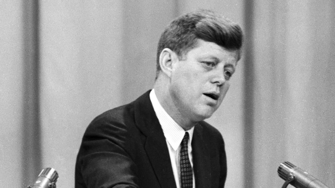 US-Präsident John F. Kennedy bei einer Pressekonferenz in Washington am 1. März 1961 US-Präsident John F. Kennedy bei einer Pressekonferenz in Washington am 1. März 1961