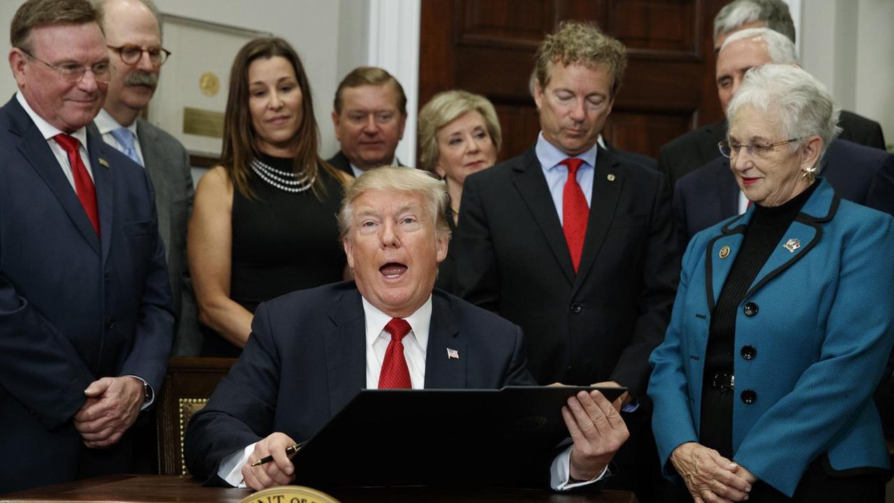 US-Präsident Donald Trump vor der Unterzeichnung eines Dekrets zur Gesundheitspolitik. US-Präsident Donald Trump vor der Unterzeichnung eines Dekrets zur Gesundheitspolitik.
