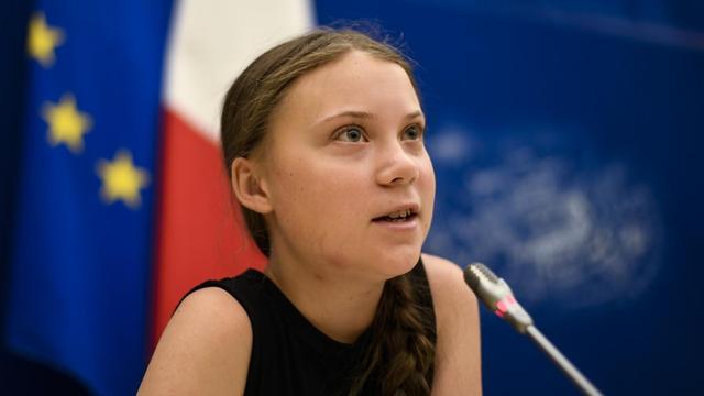 Die schwedische Klima-Aktivistin Greta Thunberg spricht vor der Nationalversammlung in Paris