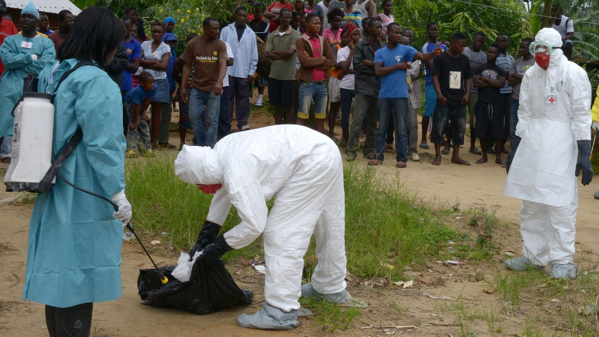 Das Rote Kreuz in Liberia in einer Nachbarschaft in Banjor, in der Ebola-Fälle aufgetreten sind. Das Rote Kreuz in Liberia in einer Nachbarschaft in Banjor, in der Ebola-Fälle aufgetreten sind.