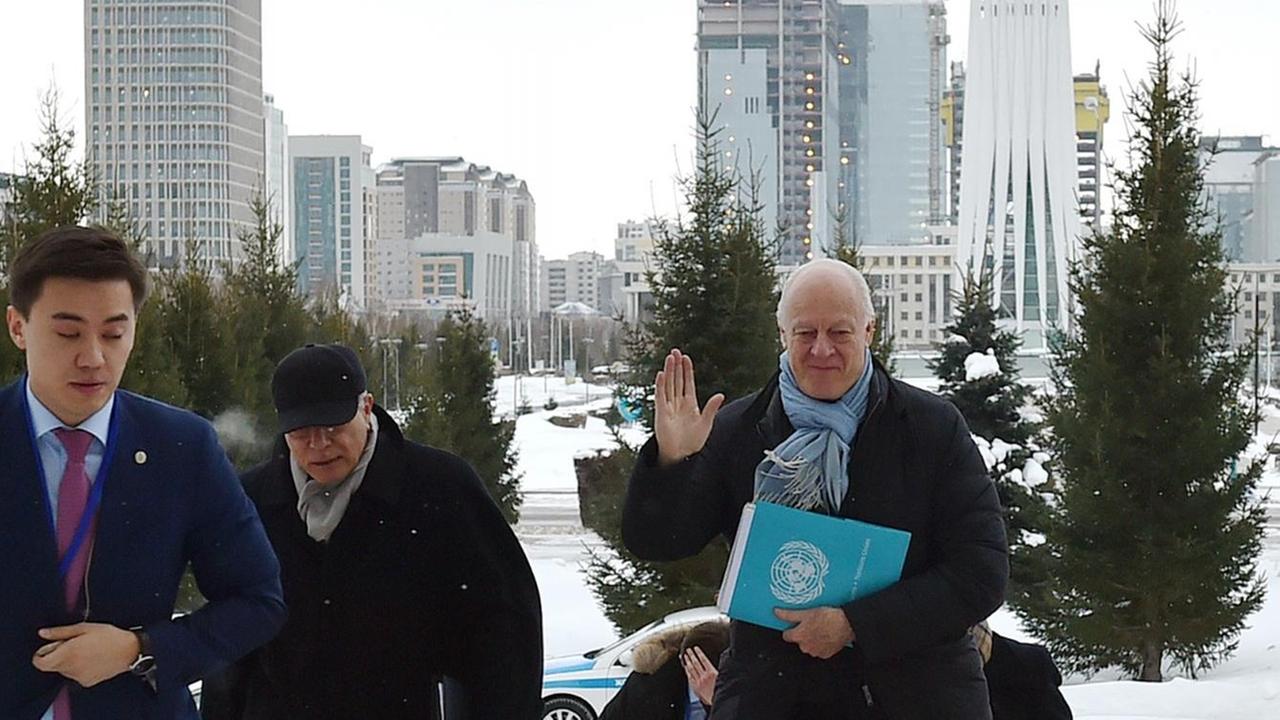 Der UNO-Sondergesandte für Syrien, Staffan de Mistura (rechts) vor Beginn der Syrien-Gespräche in der kasachischen Hauptstadt Astana.