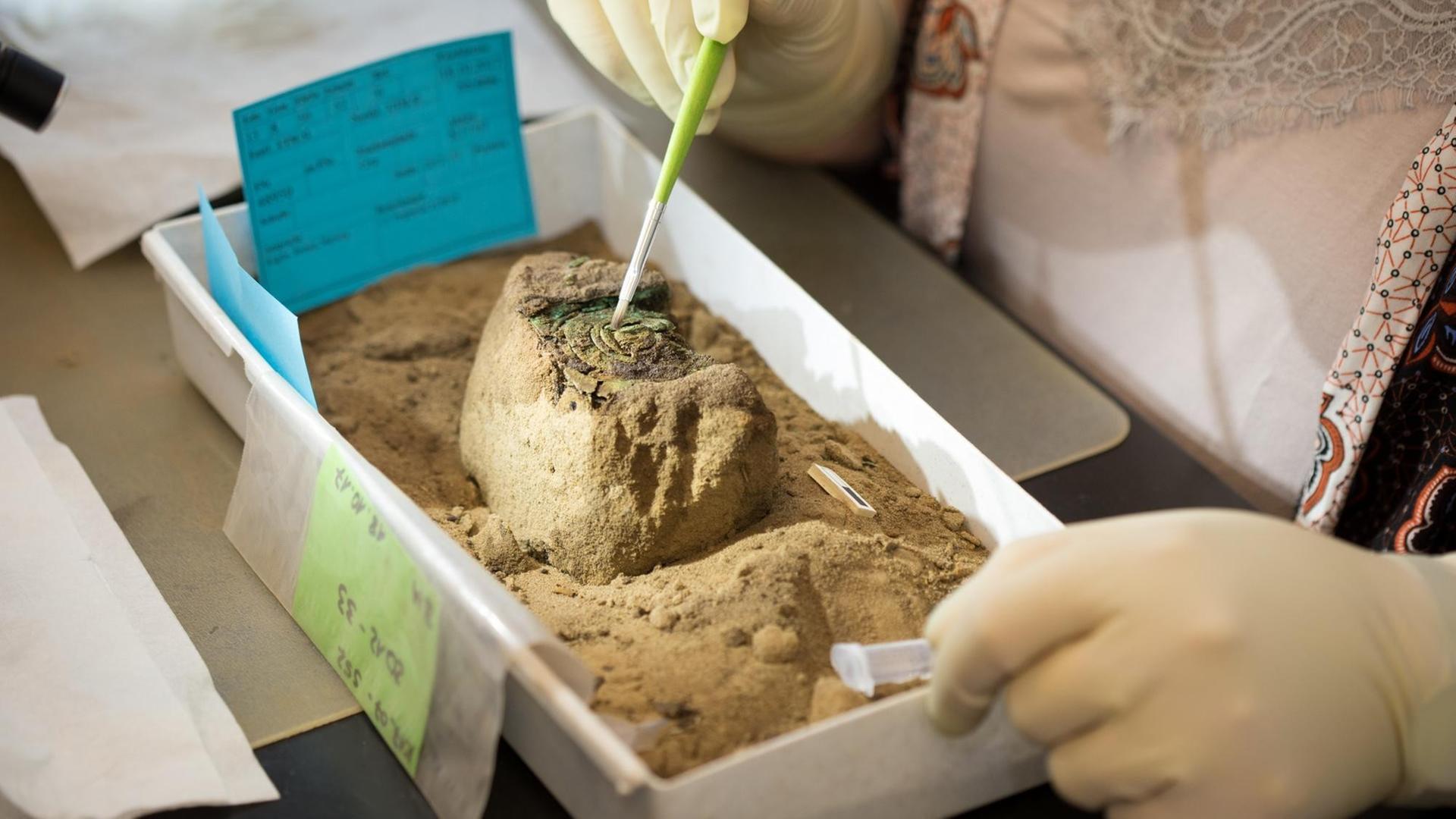 Eine Archäologin bearbeitet einen Fund vom Gelände des archäologischen Varusschlacht-Museums Kalkriese.