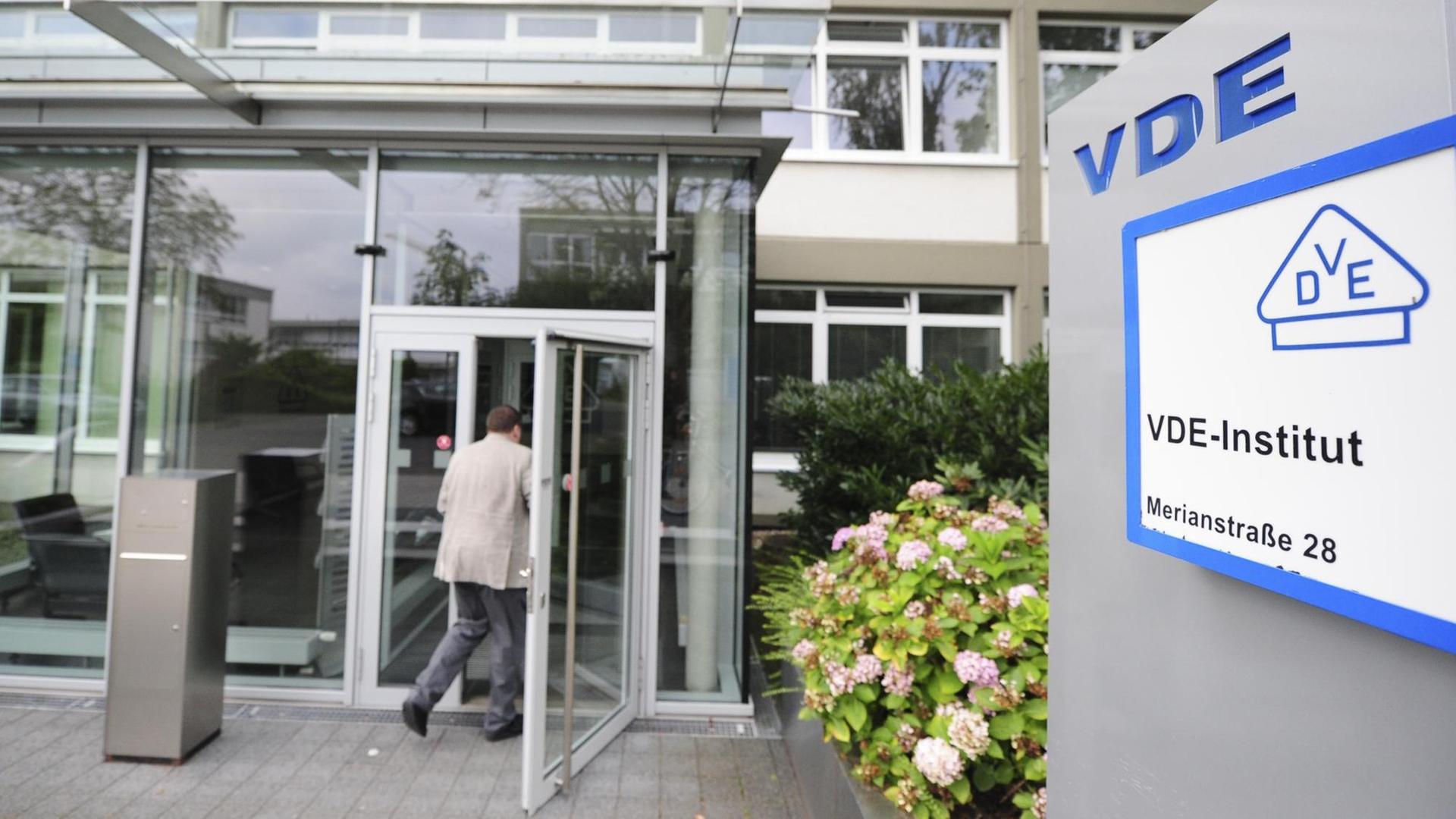 Verband der Elektrotechnik Elektronik Informationstechnik e.V. (VDE) in Offenbach am Main bei Frankfurt (Hessen). Verband der Elektrotechnik Elektronik Informationstechnik e.V. (VDE) in Offenbach am Main bei Frankfurt (Hessen).
