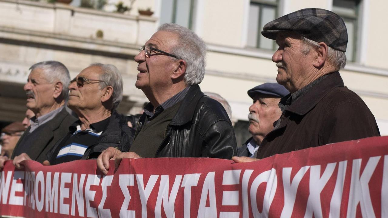 Griechische Rentner protestieren gegen Kürzungen ihrer Bezüge (01.04.2015) Griechische Rentner protestieren gegen Kürzungen ihrer Bezüge (01.04.2015)