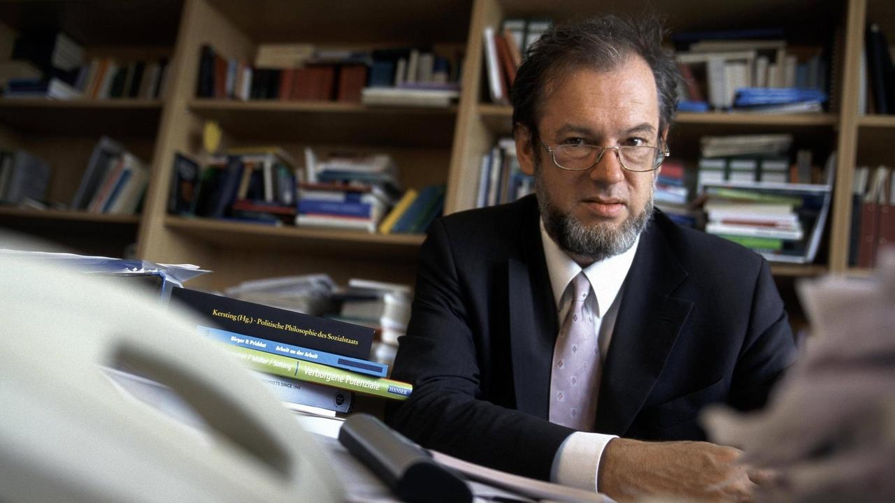 Prof. Dr. Birger P. Priddat, Dekan der Fakultät für Wirtschaftswissenschaft an der Universität Witten-Herdecke, Lehrstuhl für Volkswirtschaft und Philosophie. Prof. Dr. Birger P. Priddat, Dekan der Fakultät für Wirtschaftswissenschaft an der Universität Witten-Herdecke, Lehrstuhl für Volkswirtschaft und Philosophie.