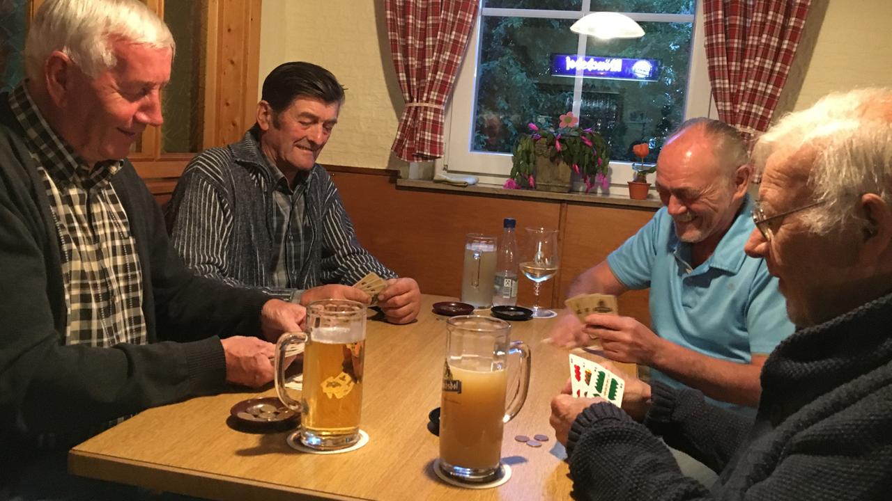 Vier Männer spielen Schafkopf im Schwarzen Adler im oberfränkischen Engelmeß. Vier Männer spielen Schafkopf im Schwarzen Adler im oberfränkischen Engelmeß.