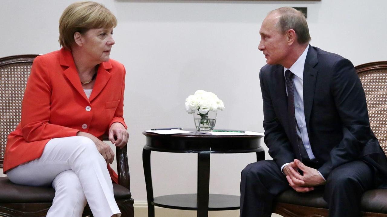 Archivbild: Bundeskanzlerin Angela Merkel und Russlands Präsident Wladimir Putin sprechen miteinander am 13.07.2014 in Rio de Janeiro (Brasilien).