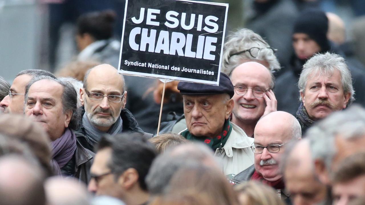 In Paris setzen Hunderttausende ein Zeichen der Solidarität und gegen religiöse Gewalt. In Paris setzen Hunderttausende ein Zeichen der Solidarität und gegen religiöse Gewalt.