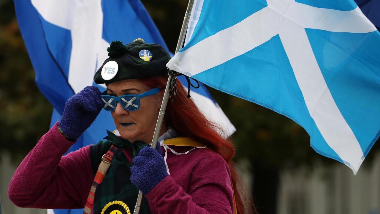 "Marsch für Unabhängigkeit" in der schottischen Hauptstadt Edinburgh im Oktober 2019. Eine Frau mit einer schottischen Flagge in der Hand. "Marsch für Unabhängigkeit" in der schottischen Hauptstadt Edinburgh im Oktober 2019. Eine Frau mit einer schottischen Flagge in der Hand.