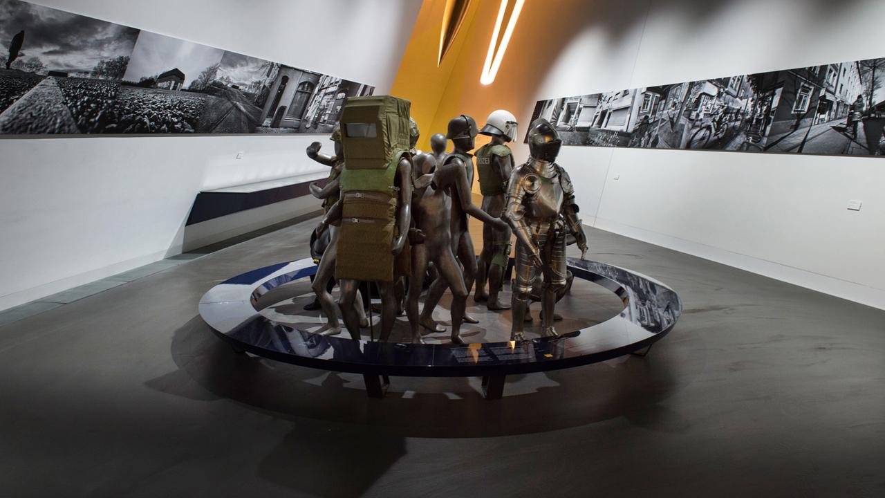 Vom 5. November 2016 bis zum 7. Mai 2017 zeigt die Ausstellung "Blutiger Boden. Die Tatorte des NSU" großformatige Schwarz-Weiß-Aufnahmen der Fotografin Regina Schmeken. In der Bildmitte ein Teil der Dauerausstellung des Militärhistorischen Museums der B Vom 5. November 2016 bis zum 7. Mai 2017 zeigt die Ausstellung "Blutiger Boden. Die Tatorte des NSU" großformatige Schwarz-Weiß-Aufnahmen der Fotografin Regina Schmeken. In der Bildmitte ein Teil der Dauerausstellung des Militärhistorischen Museums der B