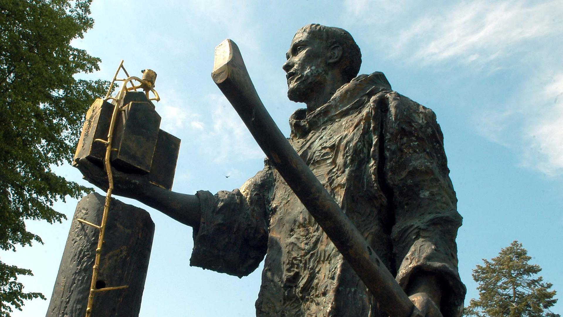 Vor dem St.-Petri-Dom im nordhessischen Fritzlar steht die Statue des heiligen Bonifatius, dem "Apostel der Deutschen".