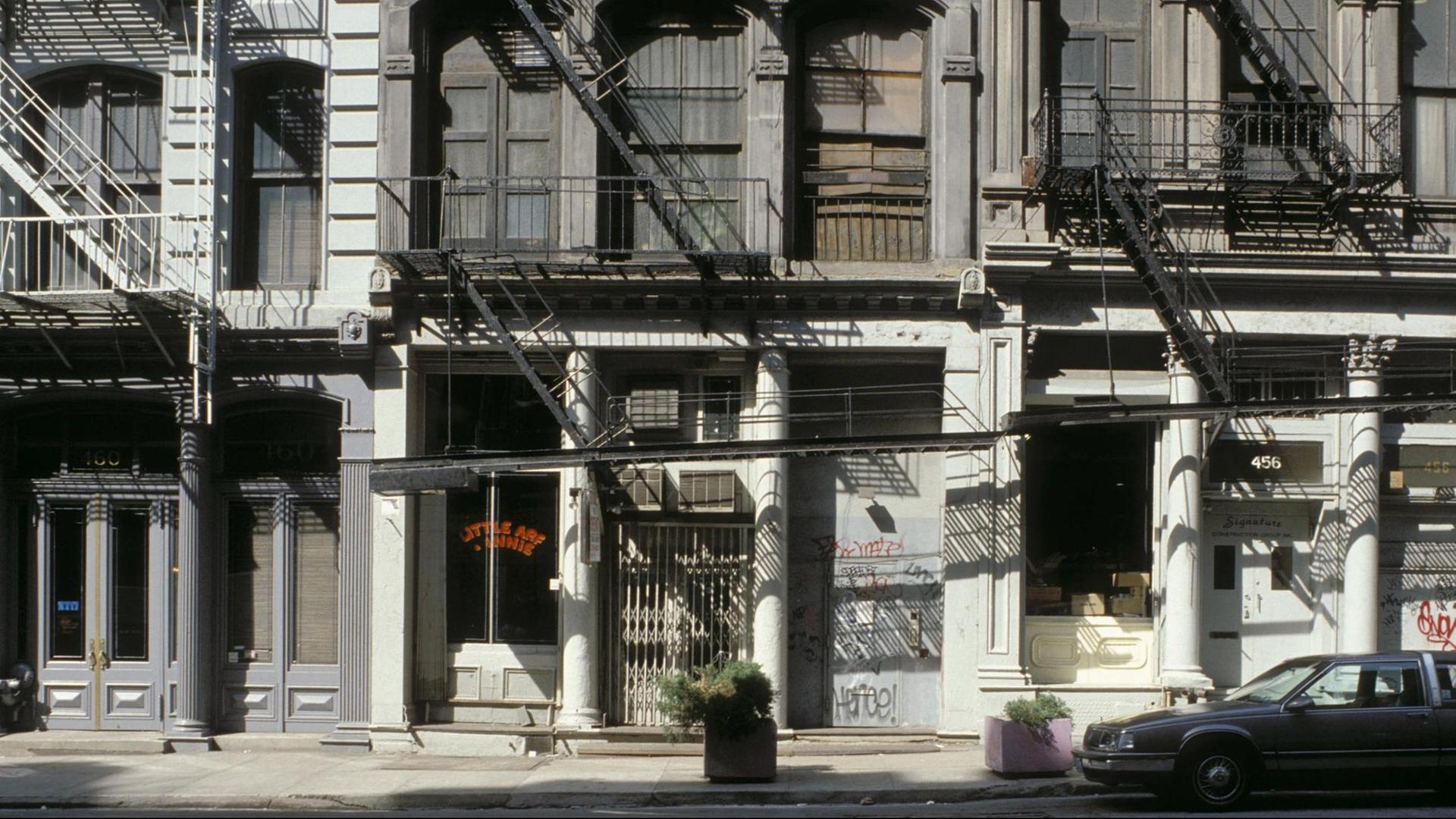 Gebäudeansicht von Gusseisenfassaden und Feuertreppen im Stadtteil SoHo, New York 1995