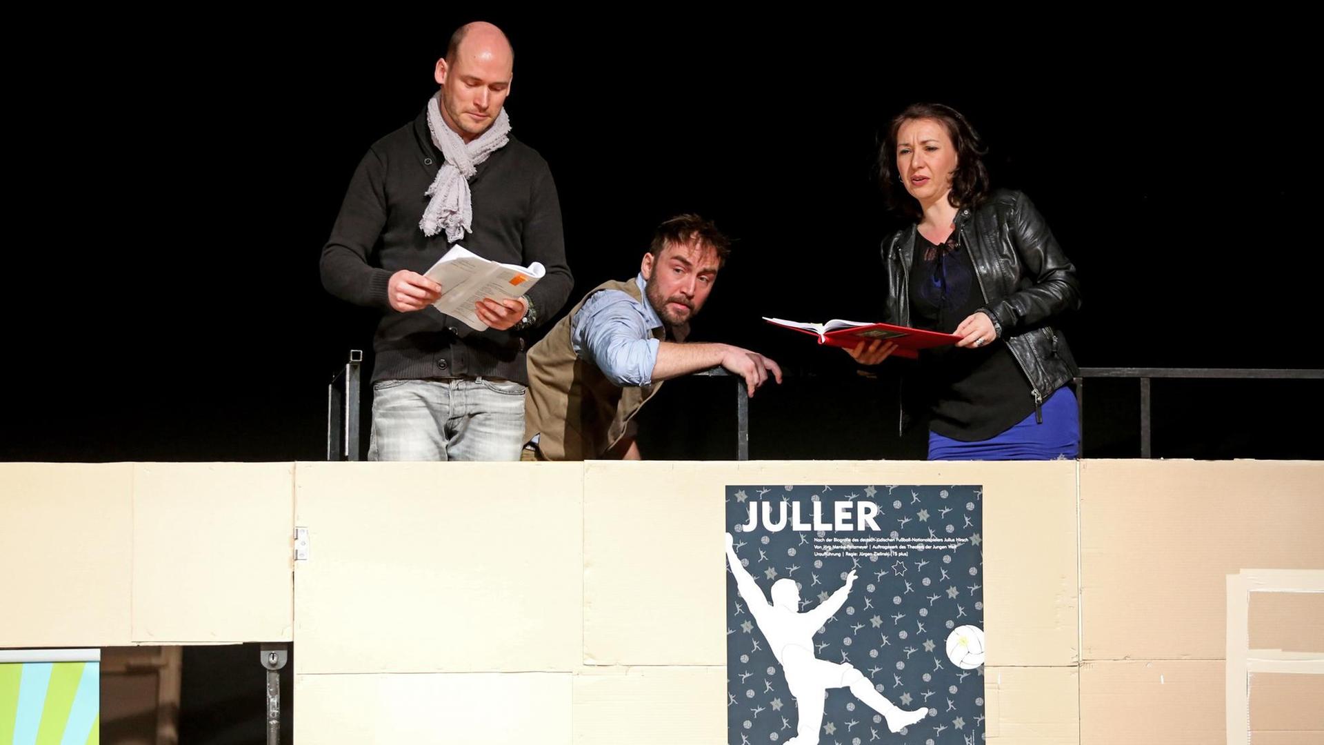 Die Schauspieler Martin Klemm (l-r), Philipp Oehme und Sonia Abril Romero lesen während des Probenauftaktes im Februar 2017 im Theater der Jungen Welt in Leipzig Die Schauspieler Martin Klemm (l-r), Philipp Oehme und Sonia Abril Romero lesen während des Probenauftaktes im Februar 2017 im Theater der Jungen Welt in Leipzig