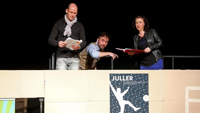 Die Schauspieler Martin Klemm (l-r), Philipp Oehme und Sonia Abril Romero lesen während des Probenauftaktes im Februar 2017 im Theater der Jungen Welt in Leipzig