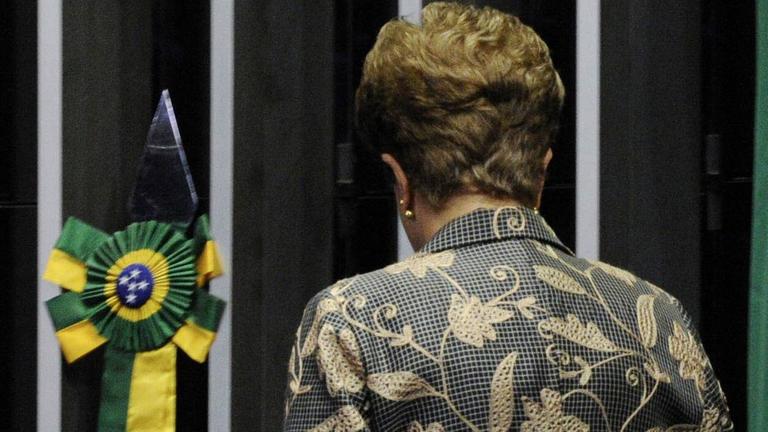 Brasiliens Ex-Präsidentin Dilma Rousseff verlässt nach ihrem Amtsenthebungsverfahren den Senat Brasiliens Ex-Präsidentin Dilma Rousseff verlässt nach ihrem Amtsenthebungsverfahren den Senat