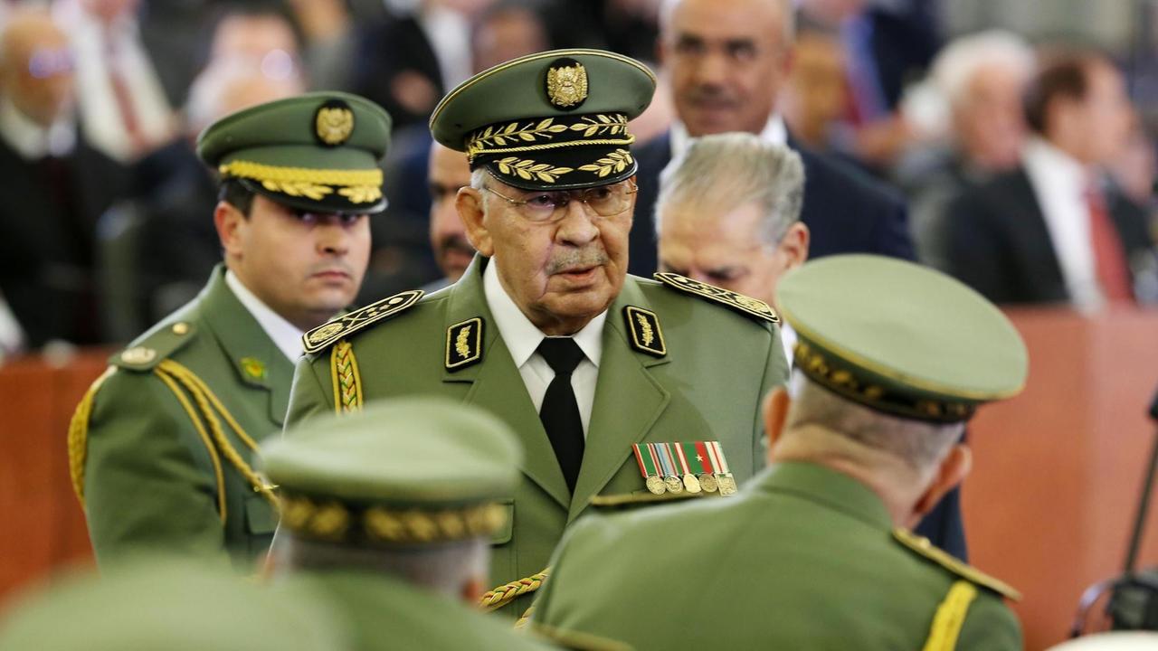 Der algerische Militärchef Ahmed Gaid Salah während eienr Parade