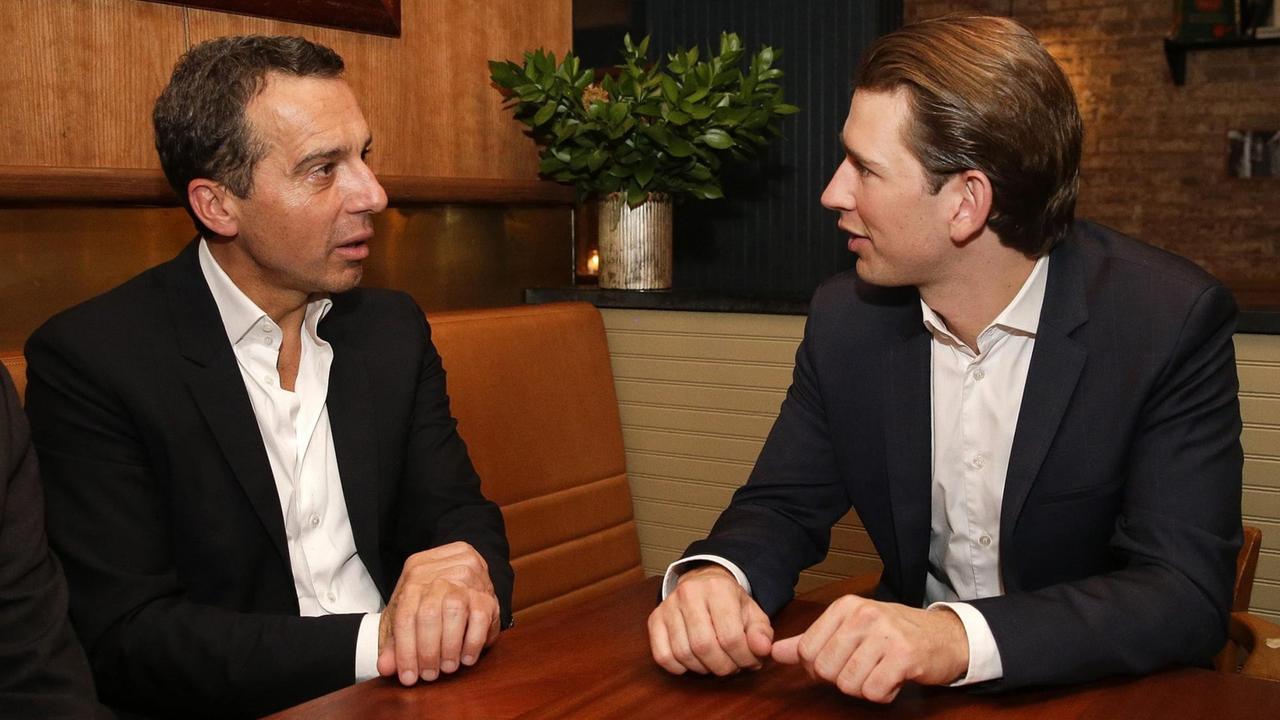 Der österreichischer Bundeskanzler Christian Kern (L) und Außenminister Sebastian Kurz unterhalten sich an einem Tisch während eines Aufenthaltes in New York am 18.09.2016
Der österreichischer Bundeskanzler Christian Kern (L) und Außenminister Sebastian Kurz unterhalten sich an einem Tisch während eines Aufenthaltes in New York am 18.09.2016