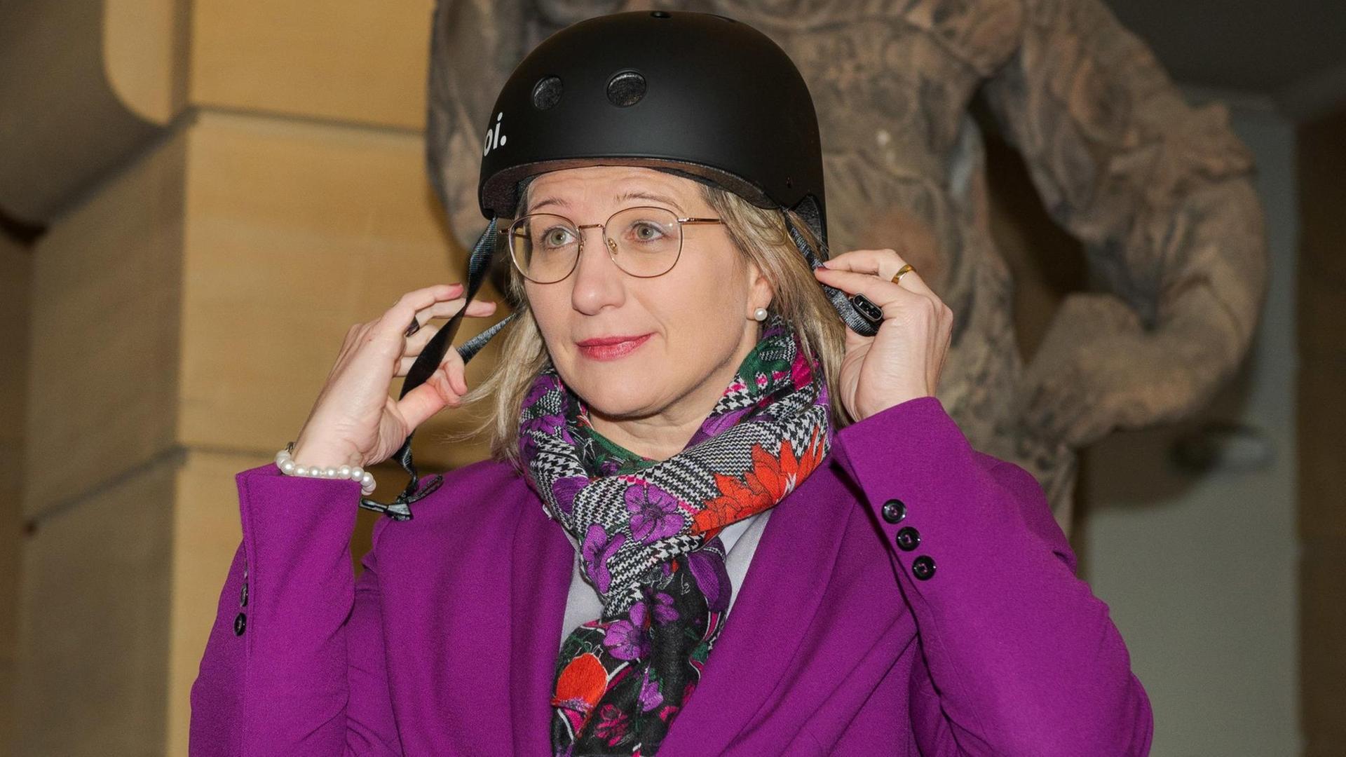 Anke Rehlinger (SPD), saarländische Ministerin für Wirtschaft, Arbeit, Energie und Verkehr und stellvertretende Ministerpräsidentin, setzt vor einer Testfahrt auf einem Elektro-Roller einen Helm auf. Die Verkehrsminister der Länder tagen unter dem Vorsitz des Saarlandes in Saarbrücken. Anke Rehlinger (SPD), saarländische Ministerin für Wirtschaft, Arbeit, Energie und Verkehr und stellvertretende Ministerpräsidentin, setzt vor einer Testfahrt auf einem Elektro-Roller einen Helm auf. Die Verkehrsminister der Länder tagen unter dem Vorsitz des Saarlandes in Saarbrücken.