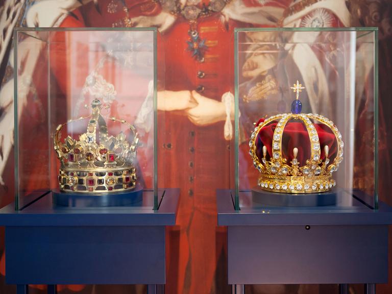 Krone August II. (links) und Replik der preußischen Koenigskrone (rechts) in der ersten brandenburgischen Landesausstellung "Preußen und Sachsen - Szenen einer Nachbarschaft"