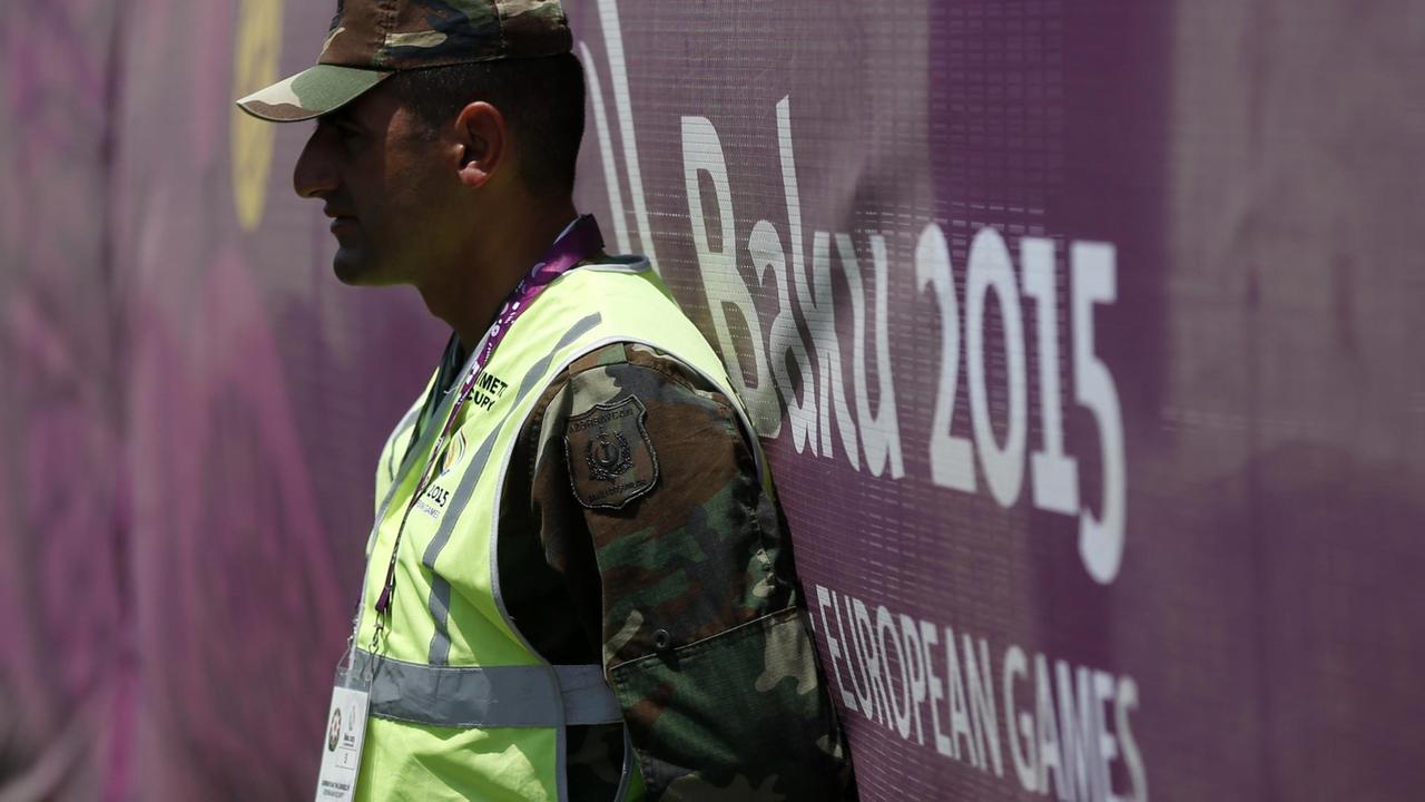 Ein Polizist im Athletendorf der Europaspiele in Baku (10.06.2015).