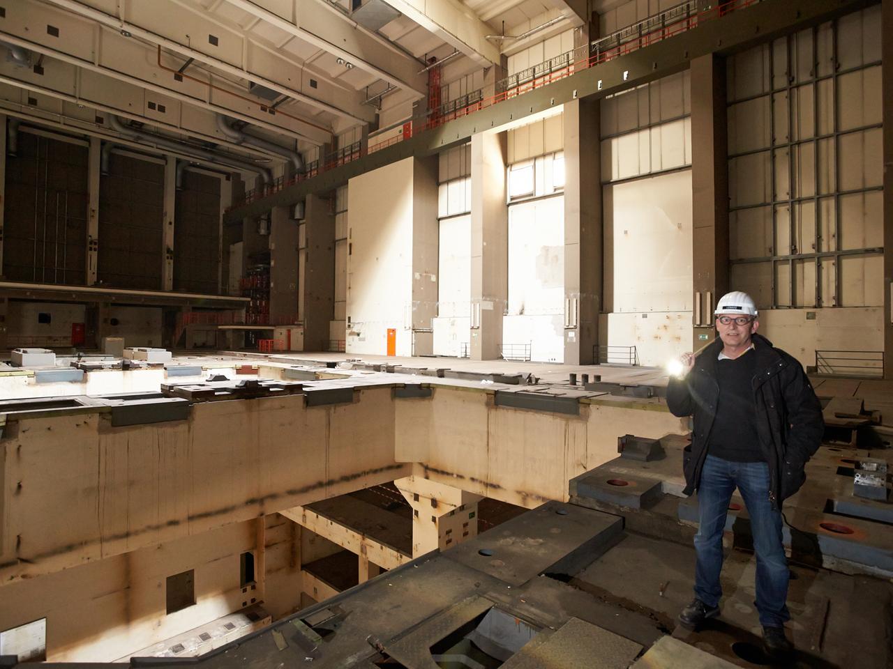 Ein Kraftwerksmitarbeiter steht am 14.01.2014 in der inzwischen völlig leeren Maschinenhalle des im Rückbau befindlichen Kernkraftwerks in Mülheim-Kärlich (Rheinland-Pfalz).