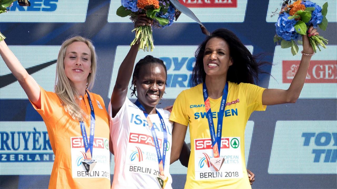 Leichtathletik, Europameisterschaft, Siegerehrung auf der Europäischen Meile am Breitscheidplatz: 10000 Meter, Frauen: Goldmedaillengewinnerin Lonah Chemtai Salpeter (M) aus Israel, Silbermedaillengewinnerin Susan Krumins (l) aus den Niederlanden und Bronzemedaillengewinnerin Meraf Bahta (r) aus Schweden. Leichtathletik, Europameisterschaft, Siegerehrung auf der Europäischen Meile am Breitscheidplatz: 10000 Meter, Frauen: Goldmedaillengewinnerin Lonah Chemtai Salpeter (M) aus Israel, Silbermedaillengewinnerin Susan Krumins (l) aus den Niederlanden und Bronzemedaillengewinnerin Meraf Bahta (r) aus Schweden.