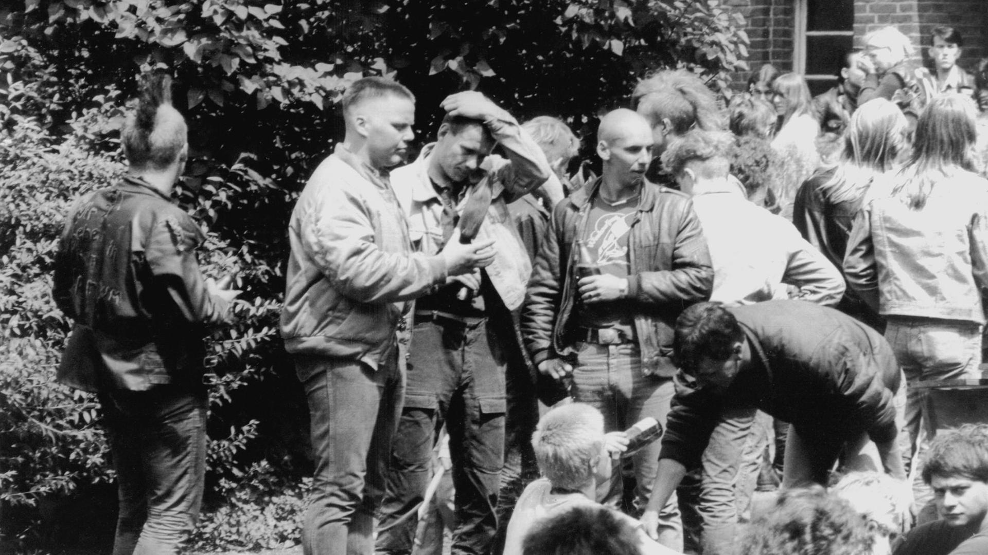 Skinheads, "Faschos" und Punker in Ost-Berlin, aufgenommen am 25. Juli 1989. Skinheads, "Faschos" und Punker in Ost-Berlin, aufgenommen am 25. Juli 1989.