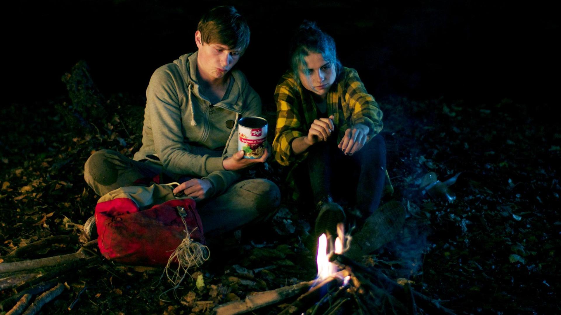 Feuer, Wald und Dose - ganz ohne Computeranimation. Szene aus Offline – Das Leben ist kein Bonuslevel Feuer, Wald und Dose - ganz ohne Computeranimation. Szene aus Offline – Das Leben ist kein Bonuslevel