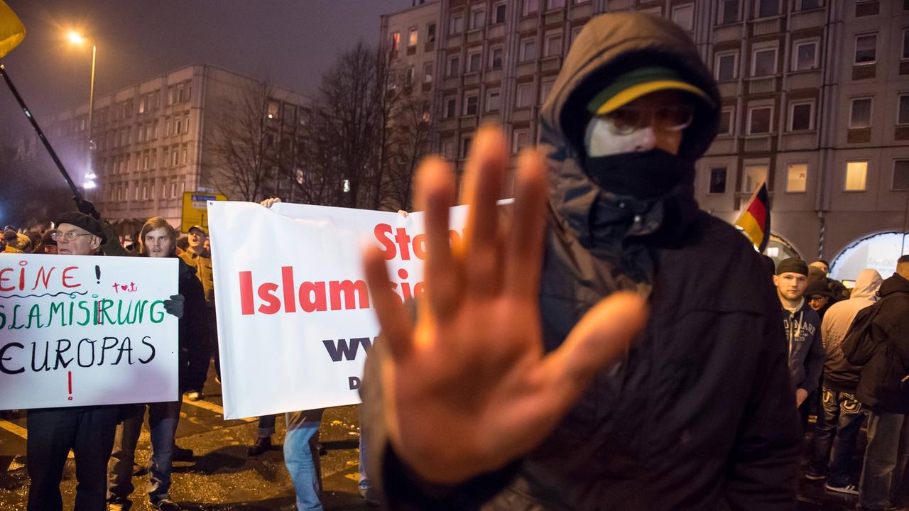 Etwa 200 Anhaenger des Berliner Ablegers rechten Pegida-Bewegung, Baergida, versammelten sich am Montag den 5. Januar 2015 in Berlin zu einer Demonstration gegen eine angebliche Islamisierung Deutschlands und dagegen, dass in 30 Jahren in Deutschland die Sharia herrscht , so der Organisator Karl Schmitt. Bis zu 5.000 Menschen protestierten gegen den rechten Ausmarsch und blockierten bei Regen die Marschroute mehrere Stunden. Die Polizei schaffte es nicht mit koerperlicher Gewalt die Blockade zu beenden, so dass die Rechten nach drei Stunden nach Hause gehen mussten. Die Baergida-Anhaenger feierten dies aber dennoch als Sieg. Etwa 200 Anhaenger des Berliner Ablegers rechten Pegida-Bewegung, Baergida, versammelten sich am Montag den 5. Januar 2015 in Berlin zu einer Demonstration gegen eine angebliche Islamisierung Deutschlands und dagegen, dass in 30 Jahren in Deutschland die Sharia herrscht , so der Organisator Karl Schmitt. Bis zu 5.000 Menschen protestierten gegen den rechten Ausmarsch und blockierten bei Regen die Marschroute mehrere Stunden. Die Polizei schaffte es nicht mit koerperlicher Gewalt die Blockade zu beenden, so dass die Rechten nach drei Stunden nach Hause gehen mussten. Die Baergida-Anhaenger feierten dies aber dennoch als Sieg.