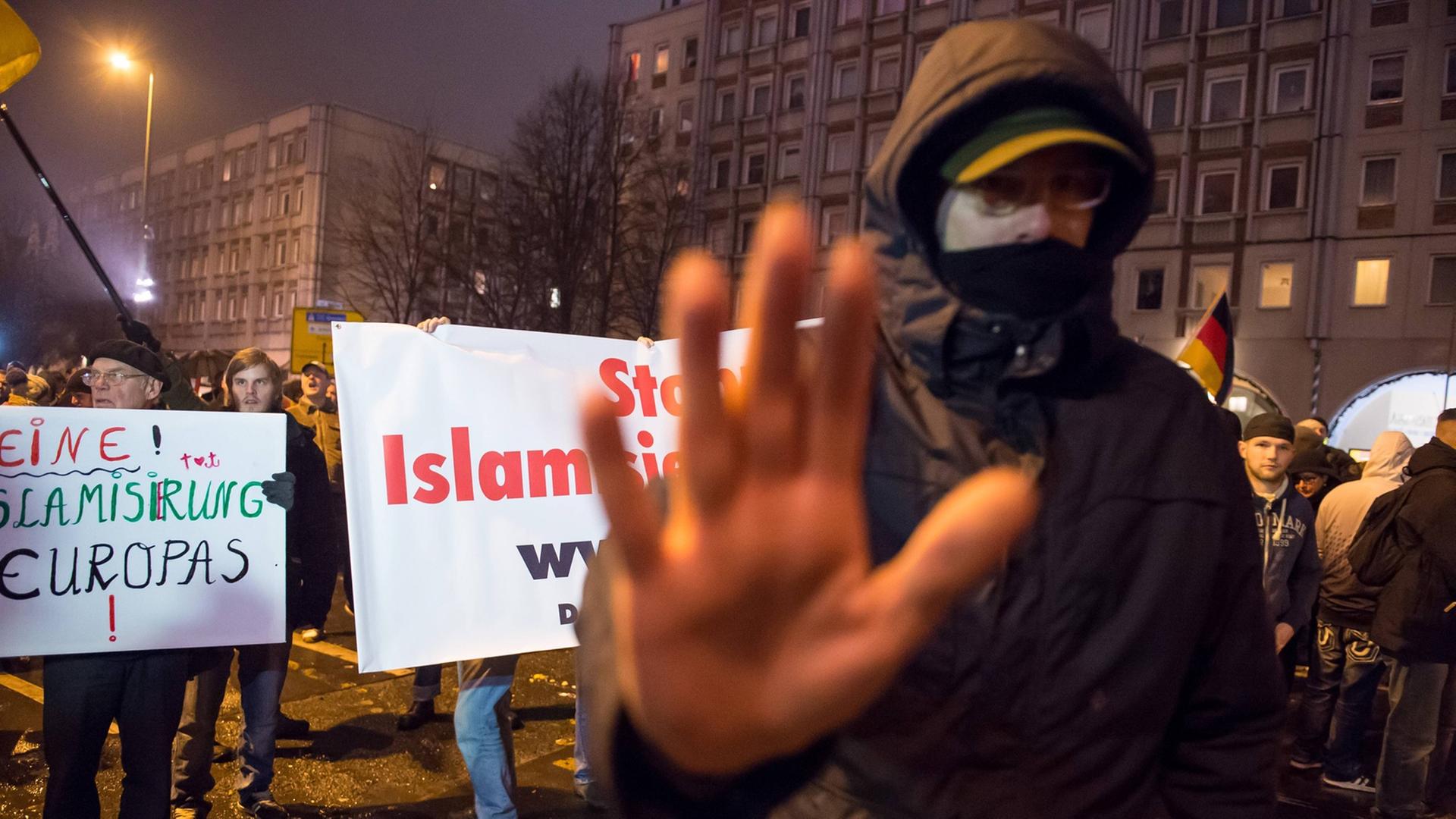 Etwa 200 Anhaenger des Berliner Ablegers rechten Pegida-Bewegung, Baergida, versammelten sich am Montag den 5. Januar 2015 in Berlin zu einer Demonstration gegen eine angebliche Islamisierung Deutschlands und dagegen, dass in 30 Jahren in Deutschland die Sharia herrscht , so der Organisator Karl Schmitt. Bis zu 5.000 Menschen protestierten gegen den rechten Ausmarsch und blockierten bei Regen die Marschroute mehrere Stunden. Die Polizei schaffte es nicht mit koerperlicher Gewalt die Blockade zu beenden, so dass die Rechten nach drei Stunden nach Hause gehen mussten. Die Baergida-Anhaenger feierten dies aber dennoch als Sieg. Etwa 200 Anhaenger des Berliner Ablegers rechten Pegida-Bewegung, Baergida, versammelten sich am Montag den 5. Januar 2015 in Berlin zu einer Demonstration gegen eine angebliche Islamisierung Deutschlands und dagegen, dass in 30 Jahren in Deutschland die Sharia herrscht , so der Organisator Karl Schmitt. Bis zu 5.000 Menschen protestierten gegen den rechten Ausmarsch und blockierten bei Regen die Marschroute mehrere Stunden. Die Polizei schaffte es nicht mit koerperlicher Gewalt die Blockade zu beenden, so dass die Rechten nach drei Stunden nach Hause gehen mussten. Die Baergida-Anhaenger feierten dies aber dennoch als Sieg.