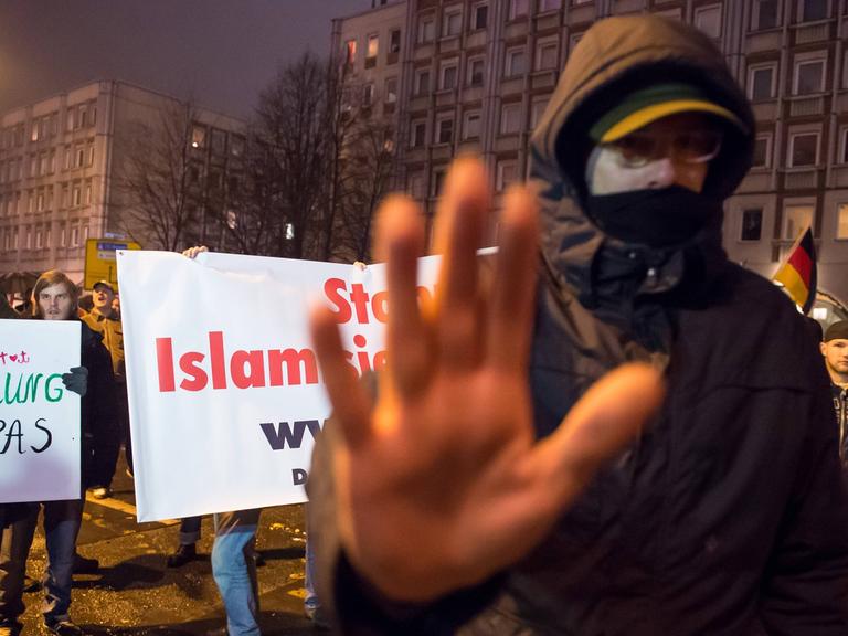 Etwa 200 Anhaenger des Berliner Ablegers rechten Pegida-Bewegung, Baergida, versammelten sich am Montag den 5. Januar 2015 in Berlin zu einer Demonstration gegen eine angebliche Islamisierung Deutschlands und dagegen, dass in 30 Jahren in Deutschland die Sharia herrscht , so der Organisator Karl Schmitt. Bis zu 5.000 Menschen protestierten gegen den rechten Ausmarsch und blockierten bei Regen die Marschroute mehrere Stunden. Die Polizei schaffte es nicht mit koerperlicher Gewalt die Blockade zu beenden, so dass die Rechten nach drei Stunden nach Hause gehen mussten. Die Baergida-Anhaenger feierten dies aber dennoch als Sieg.