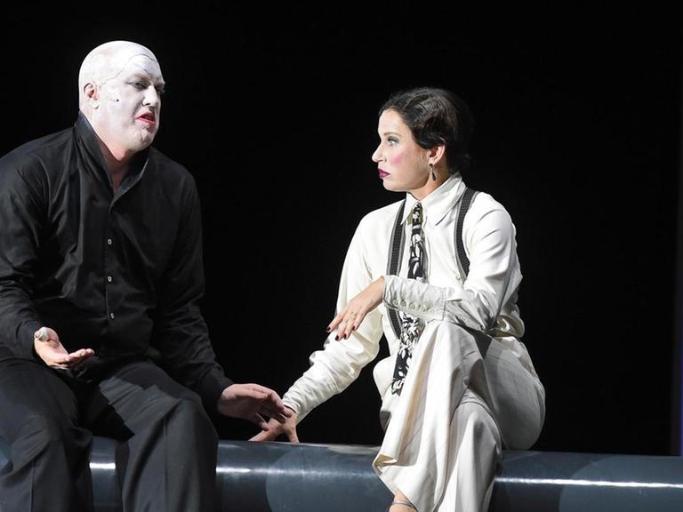 Nicholas Ofczarek und Dörte Lyssewski sitzen nebeneinander auf der Bühne, im Rahmen einer Fotoprobe zu dem Stück "Mephisto".