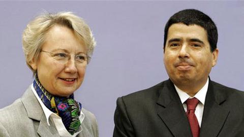 Vernor Munoz Villalobos, UN-Sonderbeauftragter für das Recht auf Bildung, und Annette Schavan, Bundesbildungsministerin. 