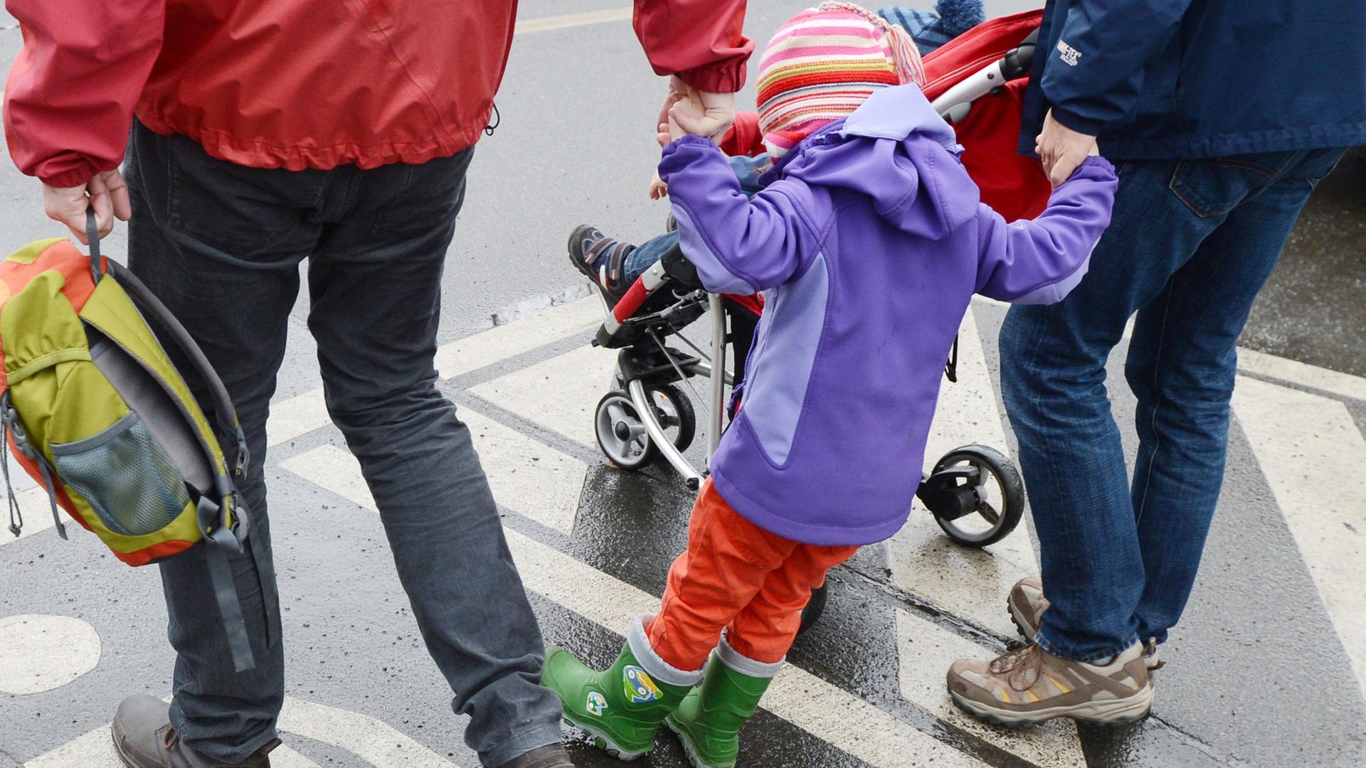 In Großbritannien werden jährlich rund 5000 Kinder den Eltern entzogen. In Großbritannien werden jährlich rund 5000 Kinder den Eltern entzogen.