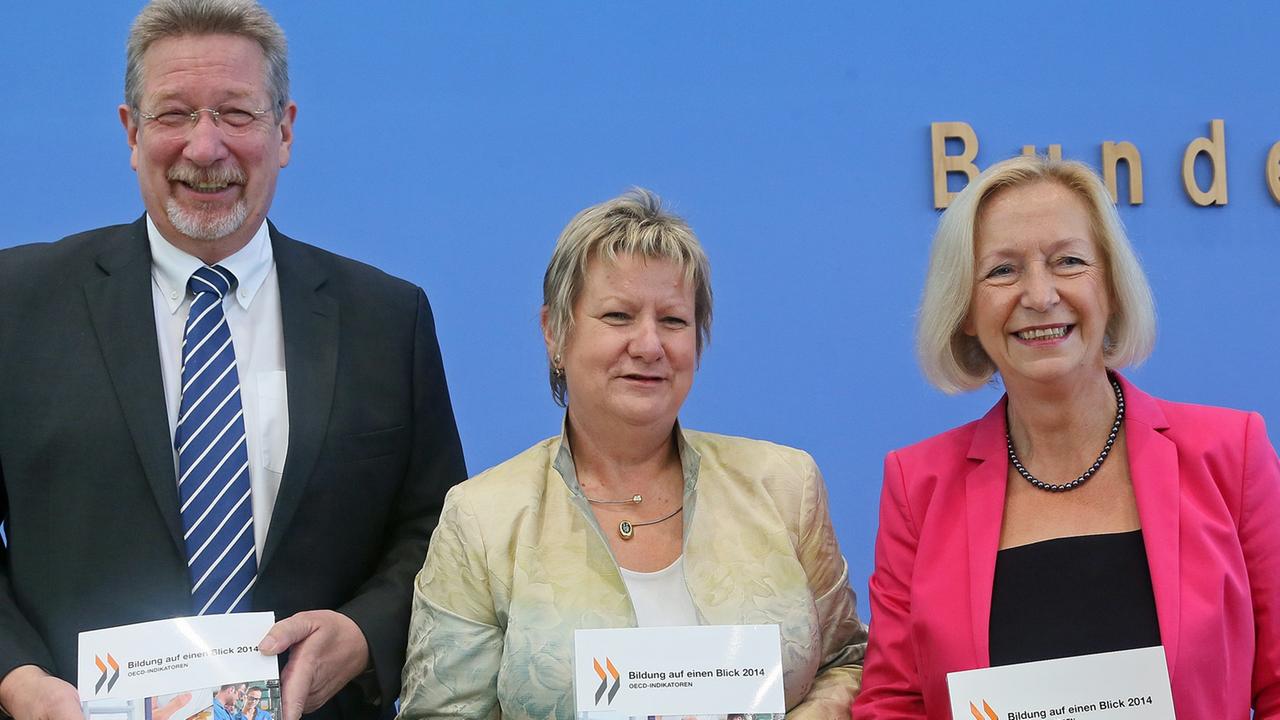 (v.r.) Bundesbildungsministerin Johanna Wanka (CDU), die Präsidentin der Kultusministerkonferenz, Sylvia Löhrmann (Grüne), und Heino von Meyer, Leiter OECD Berlin mit dem Bildungsbericht. (v.r.) Bundesbildungsministerin Johanna Wanka (CDU), die Präsidentin der Kultusministerkonferenz, Sylvia Löhrmann (Grüne), und Heino von Meyer, Leiter OECD Berlin mit dem Bildungsbericht.