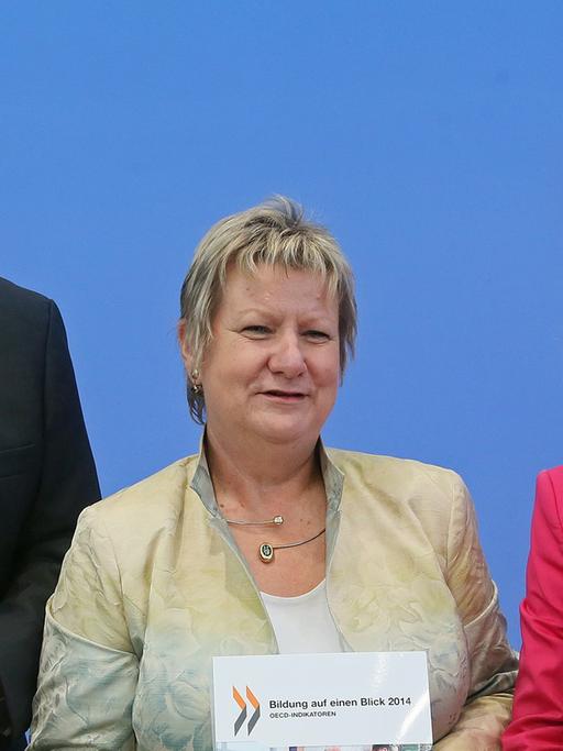 (v.r.) Bundesbildungsministerin Johanna Wanka (CDU), die Präsidentin der Kultusministerkonferenz, Sylvia Löhrmann (Grüne), und Heino von Meyer, Leiter OECD Berlin mit dem Bildungsbericht.